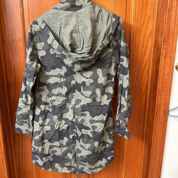 Francesca’s Collections Blue Rain Anorak Camo pink  flower Embroidered jacket S - Picture 2 of 6